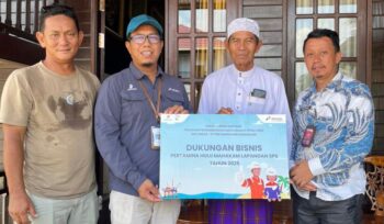 Foto: Perwakilan manajemen PT Pertamina Hulu Mahakam (PHM) menyerahkan bantuan 10 unit kamar mandi santri wanita kepada Pondok Pesantren Al-Arsyadi, Kecamatan Samboja, Kutai Kartanegara, Kamis (2/10/2025). (Dok. PHM)