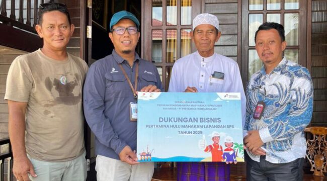 Foto: Perwakilan manajemen PT Pertamina Hulu Mahakam (PHM) menyerahkan bantuan 10 unit kamar mandi santri wanita kepada Pondok Pesantren Al-Arsyadi, Kecamatan Samboja, Kutai Kartanegara, Kamis (2/10/2025). (Dok. PHM)