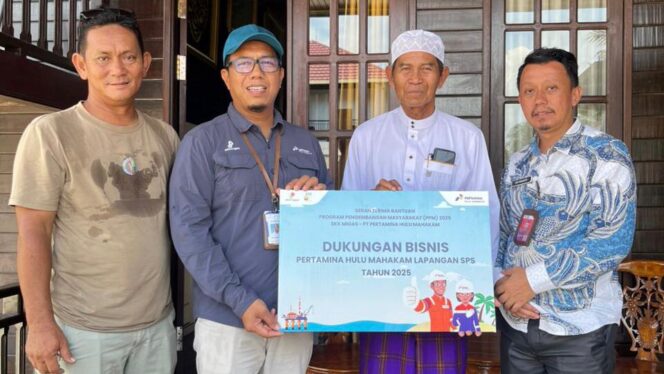 
					Foto: Perwakilan manajemen PT Pertamina Hulu Mahakam (PHM) menyerahkan bantuan 10 unit kamar mandi santri wanita kepada Pondok Pesantren Al-Arsyadi, Kecamatan Samboja, Kutai Kartanegara, Kamis (2/10/2025). (Dok. PHM)