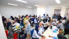 Foto : Pegawai dan masyarakat sekitar mengikuti program Cek Kesehatan Gratis (CKG) yang digelar Otorita Ibu Kota Nusantara (IKN) di Balai Kota Otorita IKN, Kamis (9/10/2025). (Dok. Humas OIKN)