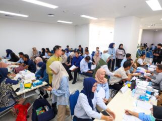 Foto : Pegawai dan masyarakat sekitar mengikuti program Cek Kesehatan Gratis (CKG) yang digelar Otorita Ibu Kota Nusantara (IKN) di Balai Kota Otorita IKN, Kamis (9/10/2025). (Dok. Humas OIKN)