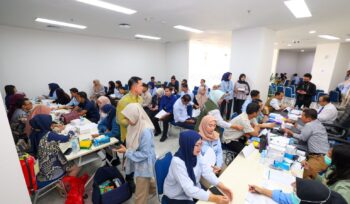 Foto : Pegawai dan masyarakat sekitar mengikuti program Cek Kesehatan Gratis (CKG) yang digelar Otorita Ibu Kota Nusantara (IKN) di Balai Kota Otorita IKN, Kamis (9/10/2025). (Dok. Humas OIKN)