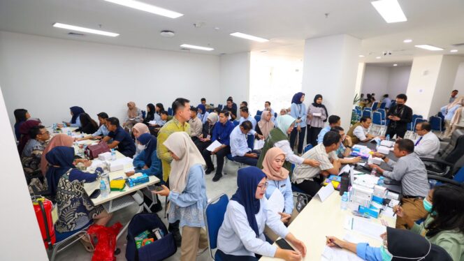 
					Foto : Pegawai dan masyarakat sekitar mengikuti program Cek Kesehatan Gratis (CKG) yang digelar Otorita Ibu Kota Nusantara (IKN) di Balai Kota Otorita IKN, Kamis (9/10/2025). (Dok. Humas OIKN)