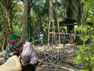 Foto: Pembongkaran tempat judi dan sabung ayam oleh Satpol PP (Dok: Istimewa)