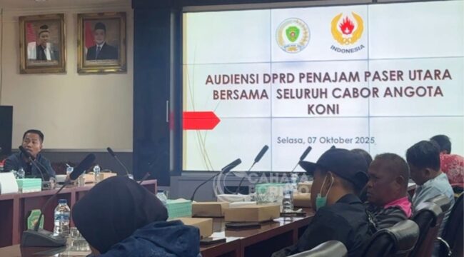 Foto: Suasana audiensi yang digelar bersama seluruh cabang olahraga (cabor) anggota KONI pada Selasa, 7 Oktober 2025. (Dok. CahayaBorneo/DMS)