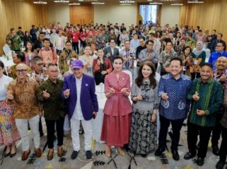 Foto: Menteri Pariwisata Widiyanti Putri Wardhana bersama mantan Menpar Arief Yahya, Founder MarkPlus Corp Hermawan Kartajaya, dan Asdep Kemenpar Firnandi Gufron usai pembukaan Indonesia Tourism Marketing Week (ITMW) 2025 di Sanur, Bali. (Dok. Kemenpar RI)
