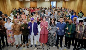 Foto: Menteri Pariwisata Widiyanti Putri Wardhana bersama mantan Menpar Arief Yahya, Founder MarkPlus Corp Hermawan Kartajaya, dan Asdep Kemenpar Firnandi Gufron usai pembukaan Indonesia Tourism Marketing Week (ITMW) 2025 di Sanur, Bali. (Dok. Kemenpar RI)