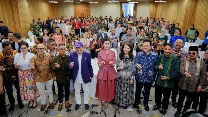 
					Foto: Menteri Pariwisata Widiyanti Putri Wardhana bersama mantan Menpar Arief Yahya, Founder MarkPlus Corp Hermawan Kartajaya, dan Asdep Kemenpar Firnandi Gufron usai pembukaan Indonesia Tourism Marketing Week (ITMW) 2025 di Sanur, Bali. (Dok. Kemenpar RI)
