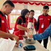 Foto: Peserta pelatihan warga binaan Lapas Kelas IIB Nunukan mengikuti praktik pengolahan rumput laut menjadi produk olahan seperti dodol dan amplang, dalam kegiatan CSR Pertamina EP Tarakan Field. (Dok. PEP)