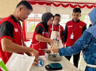 Foto: Peserta pelatihan warga binaan Lapas Kelas IIB Nunukan mengikuti praktik pengolahan rumput laut menjadi produk olahan seperti dodol dan amplang, dalam kegiatan CSR Pertamina EP Tarakan Field. (Dok. PEP)