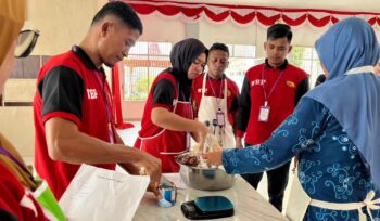 Foto: Peserta pelatihan warga binaan Lapas Kelas IIB Nunukan mengikuti praktik pengolahan rumput laut menjadi produk olahan seperti dodol dan amplang, dalam kegiatan CSR Pertamina EP Tarakan Field. (Dok. PEP)