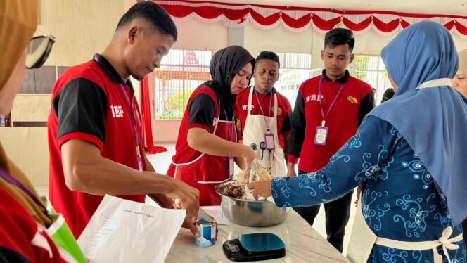 
					Foto: Peserta pelatihan warga binaan Lapas Kelas IIB Nunukan mengikuti praktik pengolahan rumput laut menjadi produk olahan seperti dodol dan amplang, dalam kegiatan CSR Pertamina EP Tarakan Field. (Dok. PEP)