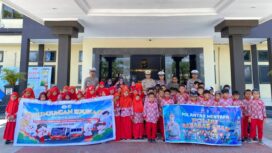 Foto: Petugas Sat Lantas Polres PPU berfoto bersama siswa dan guru SDIT Nurul Hikmah usai kegiatan edukasi tertib berlalu lintas di Mapolres PPU. (Dok. Polres PPU)