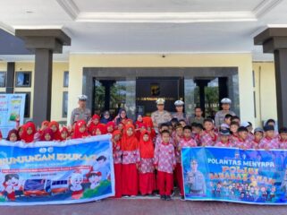 Foto: Petugas Sat Lantas Polres PPU berfoto bersama siswa dan guru SDIT Nurul Hikmah usai kegiatan edukasi tertib berlalu lintas di Mapolres PPU. (Dok. Polres PPU)
