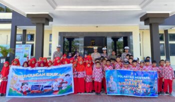Foto: Petugas Sat Lantas Polres PPU berfoto bersama siswa dan guru SDIT Nurul Hikmah usai kegiatan edukasi tertib berlalu lintas di Mapolres PPU. (Dok. Polres PPU)