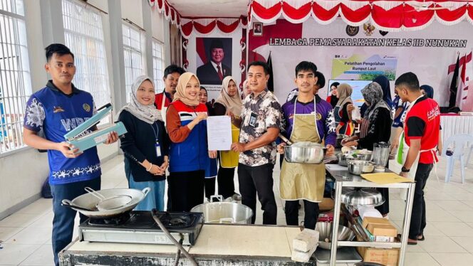 
					Foto: Peserta Warga Binaan Pemasyarakatan (WBP) Lapas Kelas IIB Nunukan mengikuti pelatihan pengolahan rumput laut yang diselenggarakan oleh PT Pertamina EP Tarakan Field, bekerja sama dengan Lapas Nunukan, Kalimantan Utara, 26–27 September 2025. (Dok. PEP)