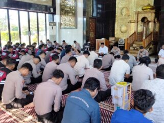 Personel Polres PPU mendengarkan tausiah dalam kegiatan Binrohtal rutin sebagai bagian dari pembinaan mental dan spiritual di lingkungan Polri.