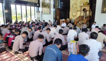 Personel Polres PPU mendengarkan tausiah dalam kegiatan Binrohtal rutin sebagai bagian dari pembinaan mental dan spiritual di lingkungan Polri.