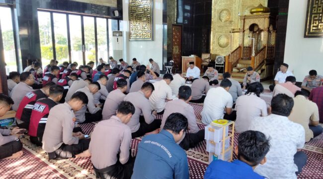 Personel Polres PPU mendengarkan tausiah dalam kegiatan Binrohtal rutin sebagai bagian dari pembinaan mental dan spiritual di lingkungan Polri.