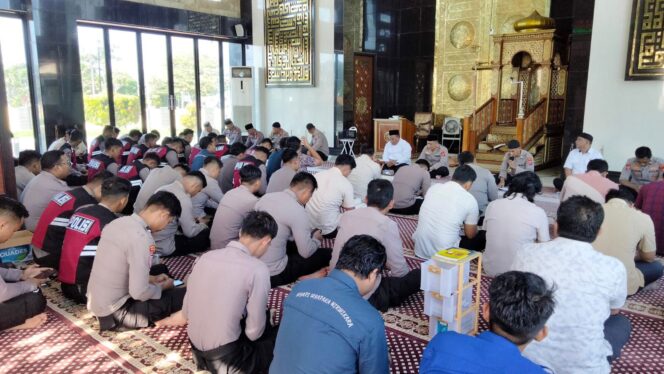
					Personel Polres PPU mendengarkan tausiah dalam kegiatan Binrohtal rutin sebagai bagian dari pembinaan mental dan spiritual di lingkungan Polri.