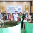 Foto: Sejumlah 28 peserta pelatihan diajak mengenali sekaligus mengikuti pelatihan budidaya ikan air tawar yang dilaksanakan oleh Otorita IKN di BPU Sepaku, Kamis (16/10/2025).  (Dok. Humas OIKN)