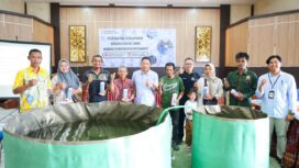 Foto: Sejumlah 28 peserta pelatihan diajak mengenali sekaligus mengikuti pelatihan budidaya ikan air tawar yang dilaksanakan oleh Otorita IKN di BPU Sepaku, Kamis (16/10/2025).  (Dok. Humas OIKN)