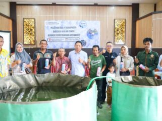 Foto: Sejumlah 28 peserta pelatihan diajak mengenali sekaligus mengikuti pelatihan budidaya ikan air tawar yang dilaksanakan oleh Otorita IKN di BPU Sepaku, Kamis (16/10/2025).  (Dok. Humas OIKN)