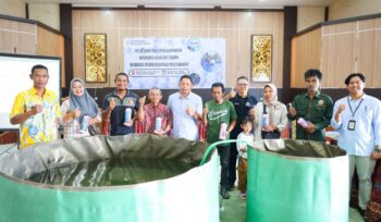 Foto: Sejumlah 28 peserta pelatihan diajak mengenali sekaligus mengikuti pelatihan budidaya ikan air tawar yang dilaksanakan oleh Otorita IKN di BPU Sepaku, Kamis (16/10/2025).  (Dok. Humas OIKN)