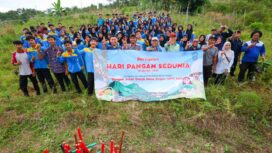 Foto: Para siswa SMKN 6 Penajam Paser Utara bersama Deputi Bidang Lingkungan Hidup dan Sumber Daya Alam Otorita IKN, Myrna A. Safitri, menanam bibit buah dalam peringatan Hari Pangan Sedunia di Desa Semoi Dua, Kecamatan Sepaku, Kamis (16/10/2025). (Dok. Humas OIKN)
