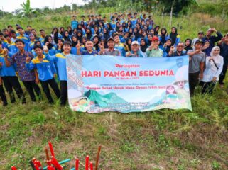 Foto: Para siswa SMKN 6 Penajam Paser Utara bersama Deputi Bidang Lingkungan Hidup dan Sumber Daya Alam Otorita IKN, Myrna A. Safitri, menanam bibit buah dalam peringatan Hari Pangan Sedunia di Desa Semoi Dua, Kecamatan Sepaku, Kamis (16/10/2025). (Dok. Humas OIKN)

