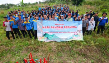 Foto: Para siswa SMKN 6 Penajam Paser Utara bersama Deputi Bidang Lingkungan Hidup dan Sumber Daya Alam Otorita IKN, Myrna A. Safitri, menanam bibit buah dalam peringatan Hari Pangan Sedunia di Desa Semoi Dua, Kecamatan Sepaku, Kamis (16/10/2025). (Dok. Humas OIKN)

