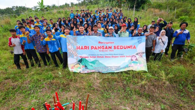 
					Foto: Para siswa SMKN 6 Penajam Paser Utara bersama Deputi Bidang Lingkungan Hidup dan Sumber Daya Alam Otorita IKN, Myrna A. Safitri, menanam bibit buah dalam peringatan Hari Pangan Sedunia di Desa Semoi Dua, Kecamatan Sepaku, Kamis (16/10/2025). (Dok. Humas OIKN)

