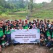 Foto: Sejumlah 500 kilogram ikan air tawar ditebar oleh Otorita IKN di Embung H, KIPP Nusantara, Jumat (17/10/2025). (Dok. Humas OIKN)