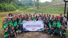 Foto: Sejumlah 500 kilogram ikan air tawar ditebar oleh Otorita IKN di Embung H, KIPP Nusantara, Jumat (17/10/2025). (Dok. Humas OIKN)