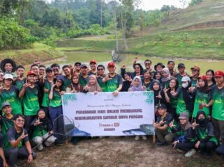 Foto: Sejumlah 500 kilogram ikan air tawar ditebar oleh Otorita IKN di Embung H, KIPP Nusantara, Jumat (17/10/2025). (Dok. Humas OIKN)