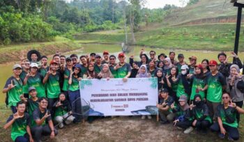 Foto: Sejumlah 500 kilogram ikan air tawar ditebar oleh Otorita IKN di Embung H, KIPP Nusantara, Jumat (17/10/2025). (Dok. Humas OIKN)