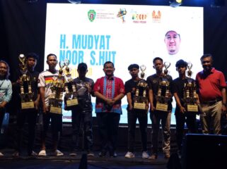 Foto: Bupati Penajam Paser Utara  Mudyat Noor secara resmi menutup Kite Festival 2 Tahun 2025 di Pantai Nusantara Baru, Sabtu (19/10/2025) malam. (Dok. Humas PPU)