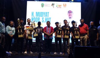 Foto: Bupati Penajam Paser Utara  Mudyat Noor secara resmi menutup Kite Festival 2 Tahun 2025 di Pantai Nusantara Baru, Sabtu (19/10/2025) malam. (Dok. Humas PPU)