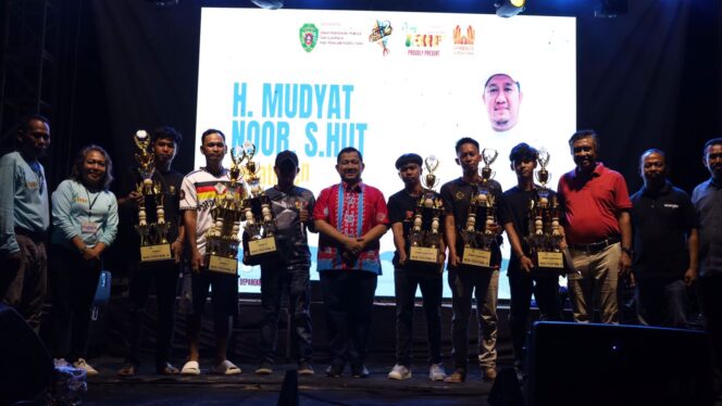 
					Foto: Bupati Penajam Paser Utara  Mudyat Noor secara resmi menutup Kite Festival 2 Tahun 2025 di Pantai Nusantara Baru, Sabtu (19/10/2025) malam. (Dok. Humas PPU)