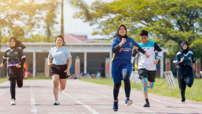 Foto: Peserta mengikuti nomor lari 100 meter pada ajang Pupuk Kaltim Porwada 2025 di Stadion Bessai Berinta, Bontang, Sabtu (19/10/2025). (Dok. Istimewa)