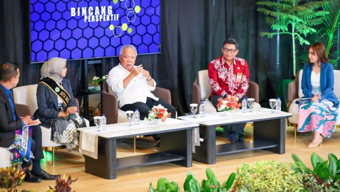 Foto: Plt. Deputi Bidang Sarana dan Prasarana Otorita IKN, Danis Hidayat Sumadilaga, menjadi narasumber dalam program “Publika” produksi TVRI Kalimantan Timur di Kantor Balai Kota Otorita IKN, Kawasan Inti Pusat Pemerintahan (KIPP) Nusantara, Selasa (21/10/2025). (Dok. Humas OIKN)