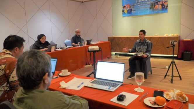 
					Foto: Seorang peserta menjalani sesi wawancara seleksi Program Beasiswa Sobat Bumi Kalimantan (BSBK) 2025 di hadapan tim penguji dari PT Pertamina Hulu Indonesia (PHI) dan Pertamina Foundation. (Dok. PHI)