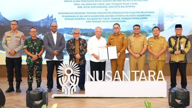 Foto: Kepala Otorita Ibu Kota Nusantara (IKN) Basuki Hadimuljono bersama perwakilan pemerintah daerah menandatangani berita acara penegasan batas wilayah IKN di Kantor Kemenko 3, Kawasan Inti Pusat Pemerintahan (KIPP) IKN, Selasa (21/10/2025). (Dok. Humas OIKN)