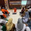 Foto: Seorang pekerja PT Pertamina Hulu Mahakam (PHM) memberikan pelatihan praktik Teknik Bantuan Hidup Dasar (CPR) kepada peserta dari Palang Merah Indonesia (PMI) dan Palang Merah Remaja (PMR) dalam kegiatan Program PHM Mengajar di Lapangan South Processing Unit (SPU), Kutai Kartanegara, Kalimantan Timur. (Dok. PHM)
