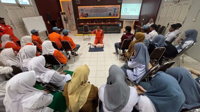 
					Foto: Seorang pekerja PT Pertamina Hulu Mahakam (PHM) memberikan pelatihan praktik Teknik Bantuan Hidup Dasar (CPR) kepada peserta dari Palang Merah Indonesia (PMI) dan Palang Merah Remaja (PMR) dalam kegiatan Program PHM Mengajar di Lapangan South Processing Unit (SPU), Kutai Kartanegara, Kalimantan Timur. (Dok. PHM)
