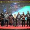 Foto: Manajemen PT Pertamina Hulu Indonesia (PHI) bersama perwakilan anak perusahaan berfoto bersama usai menerima empat penghargaan pada ajang Media Relations Awards (MRA) 2025 yang diselenggarakan oleh Serikat Perusahaan Pers (SPS) di Anjong Mon Mata, Banda Aceh, Senin (20/10/2025). (Dok. PHI)
