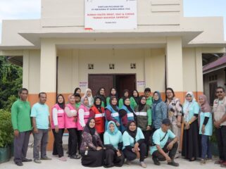 Foto: Perwakilan PT Pertamina EP (PEP) Sangasanga Field bersama kader kesehatan, pemerintah daerah, dan tenaga medis berfoto bersama usai pelaksanaan Program CSR “PROKESMAS PUJA” di Kelurahan Sungai Seluang, Kecamatan Samboja, Kutai Kartanegara, Kalimantan Timur. (Dok. PEP)

