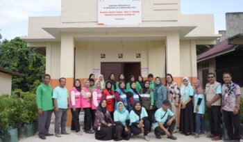 Foto: Perwakilan PT Pertamina EP (PEP) Sangasanga Field bersama kader kesehatan, pemerintah daerah, dan tenaga medis berfoto bersama usai pelaksanaan Program CSR “PROKESMAS PUJA” di Kelurahan Sungai Seluang, Kecamatan Samboja, Kutai Kartanegara, Kalimantan Timur. (Dok. PEP)
