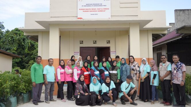 Foto: Perwakilan PT Pertamina EP (PEP) Sangasanga Field bersama kader kesehatan, pemerintah daerah, dan tenaga medis berfoto bersama usai pelaksanaan Program CSR “PROKESMAS PUJA” di Kelurahan Sungai Seluang, Kecamatan Samboja, Kutai Kartanegara, Kalimantan Timur. (Dok. PEP)