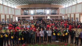 Foto: Bupati Penajam Paser Utara Mudyat Noor foto bersama Ketua GEPAK Kaltim Abraham Ingan, Deputi Bidang Sosial, Budaya, dan Pemberdayaan Masyarakat OIKN Alimuddin, serta jajaran pengurus GEPAK usai peringatan HUT ke-24 GEPAK di Gedung Graha Pemuda, Nipah-Nipah, Kamis (23/10/2025). (Dok. Humas PPU)
